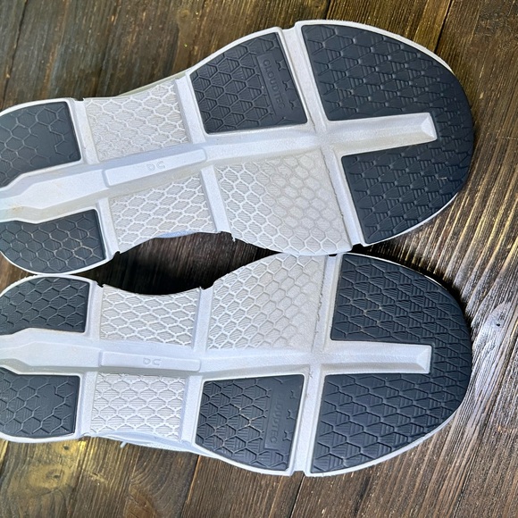 On Cloud Running White and Gray Sneakers - Picture 6 of 6